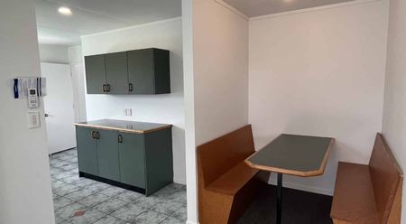 Student Rental - Six Bedrooms - Centrally Located - Photo 2