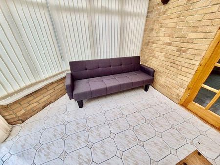 4 bedroom detached house to rent - Photo 2