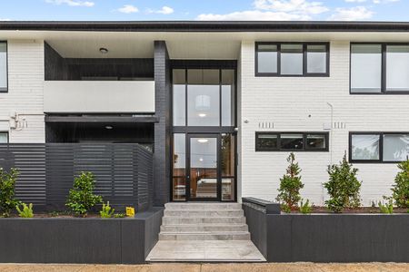 LIVE LIKE ROYALTY! - Photo 2