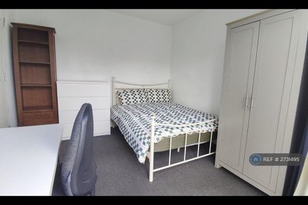 1 bedroom in a house share to rent - Photo 2