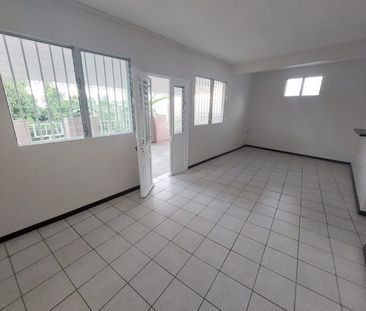 Appartement à louer, 3 pièces - Fort-de-France 97200 - Photo 2