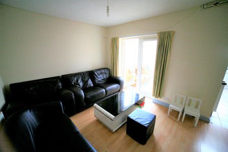 4 bedroom end of terrace house to rent - Photo 2