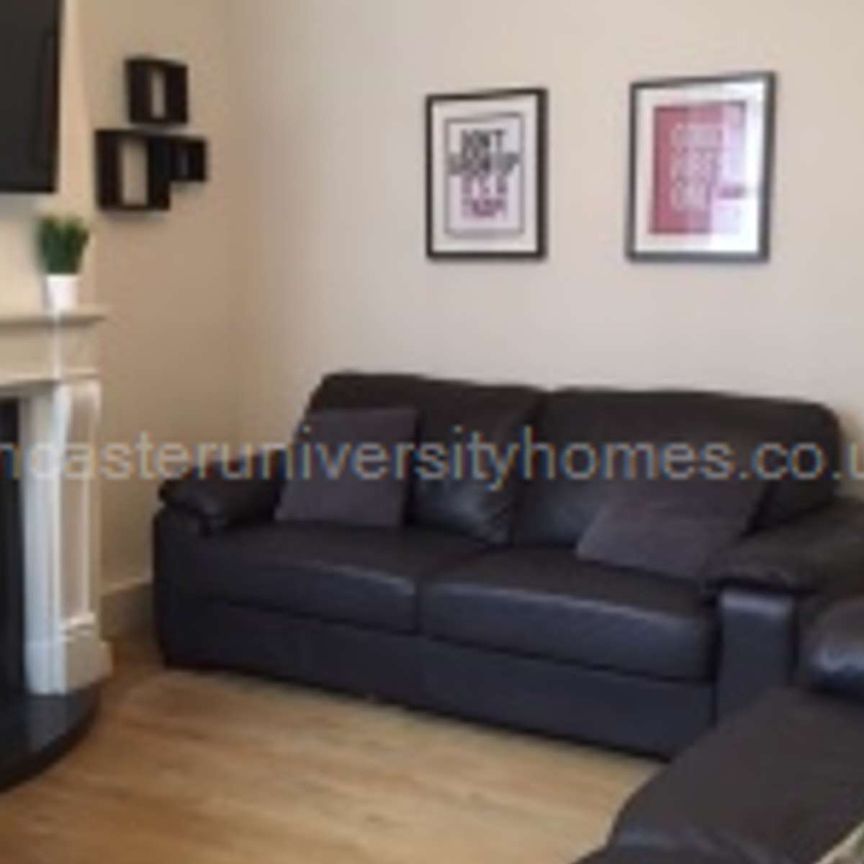 Modern 5 bedroom home ideally located close to the town centre. Room 1 - Photo 1