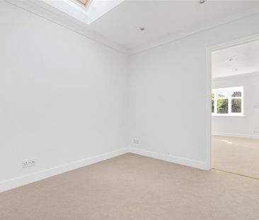 A well presented newly refurbished three-bedroom detached family ho... - Photo 6