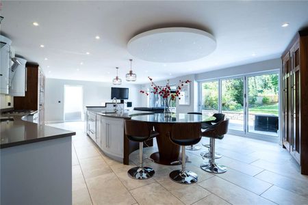 Exquisite "turn key" luxury property with cinema, gym and sauna in exclusive Hale location - Photo 4