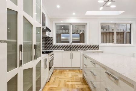 ARCHITECTURALLY DESIGNED TOWNHOUSE IN THE MCKINNON SCHOOL ZONE - Photo 5