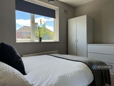 4 bedroom semi-detached house to rent - Photo 3