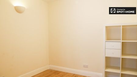 Room for rent in 5-bedroom apartment in Ballymun, Dublin - Photo 2