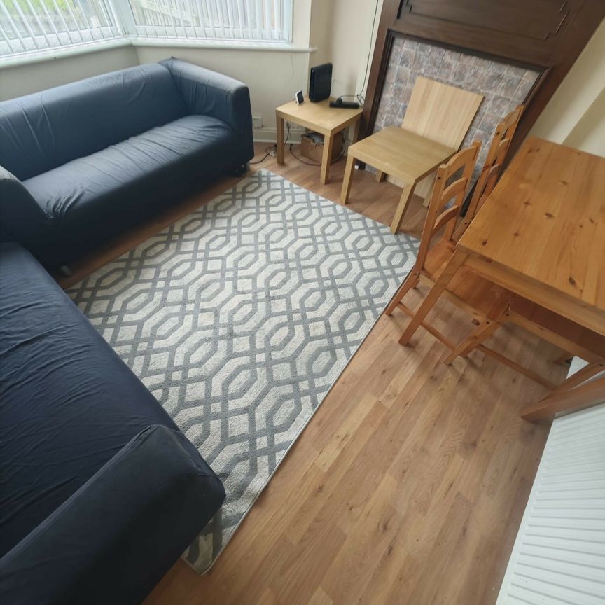 Buckingham Avenue, Hyde Park - Photo 1