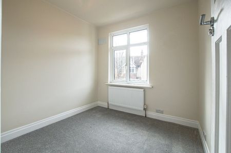 Beautifully modernised and thoughtfully updated, this three-bedroom terraced house offers generous accommodation just moments from Chichester’s historic centre - Photo 4