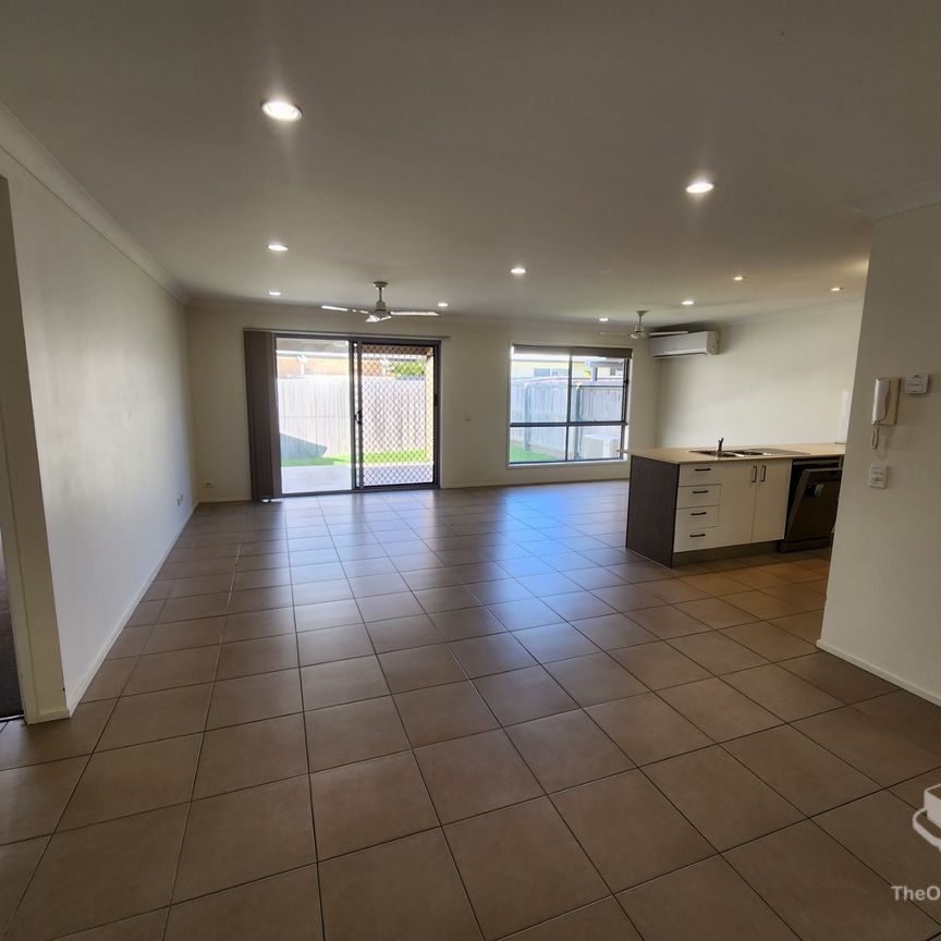 Fully Furnished 3 Bedroom, 2 bathrooms, Single lock up garage - Photo 1