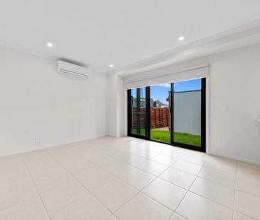 Brand New, Modern & Stylish Townhouse in the Most Convenient Location! - Photo 4