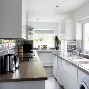 1 bedroom in a house share to rent - Photo 2