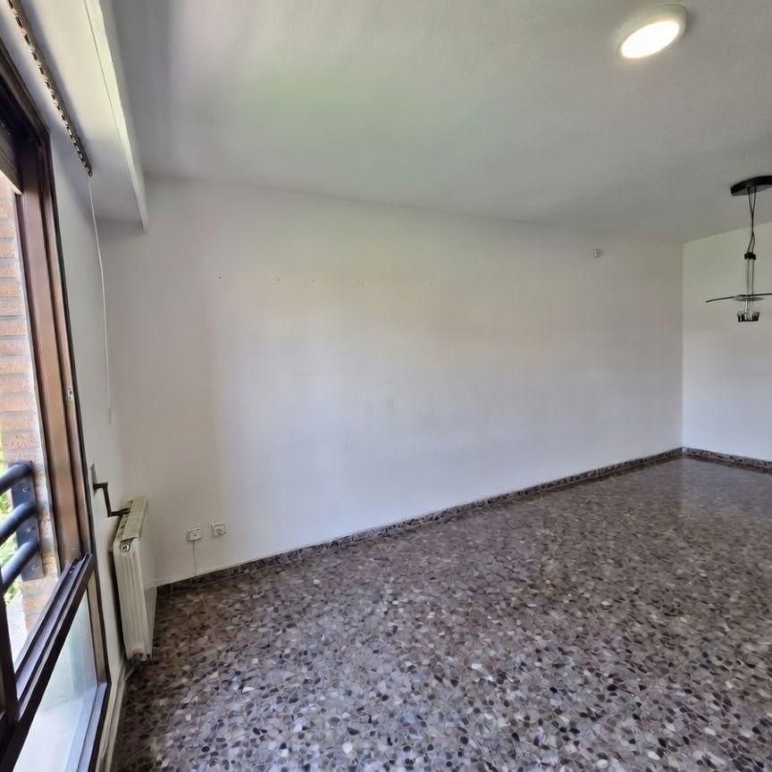 Spectacular Apartment for Rent in Malilla with Parking Space Included - Photo 1