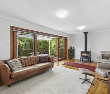 Beautiful four bedroom home backing Red Hill Nature Reserve - Photo 3