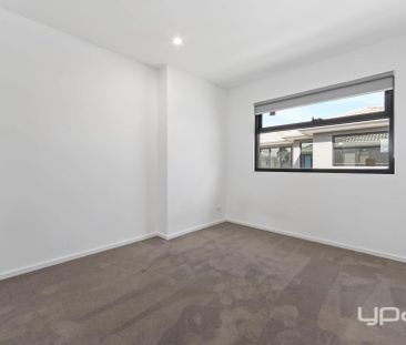 Modern & Spacious 4-Bedroom Double-Storey Townhouse in Prime Location - Photo 2