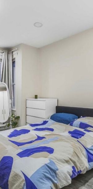 Room in a Shared House, Boscombe Road, SW19 - Photo 1