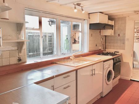 4 Bed Semi-Detached House, Middle Street, SO14 - Photo 4