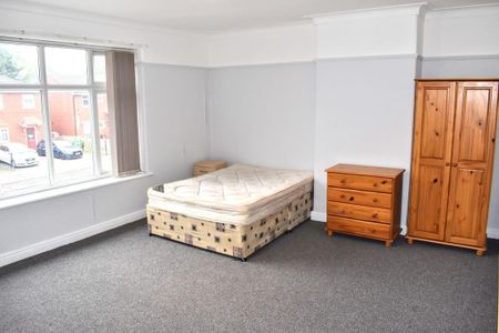 4 bedroom semi-detached house to rent - Photo 5