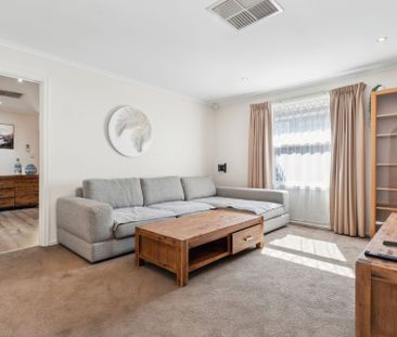 Well designed bluestone fronted 3 bedroom family home. FULLY FURNIS... - Photo 4