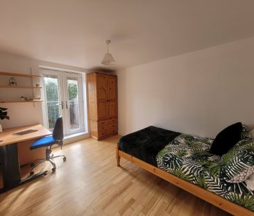 11 Bedrooms Available, 12 Bedroom House, Willowbank Mews – Student ... - Photo 4