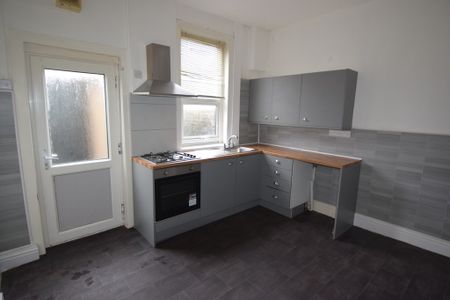 To Let 2 Bed End Terraced House - Photo 4