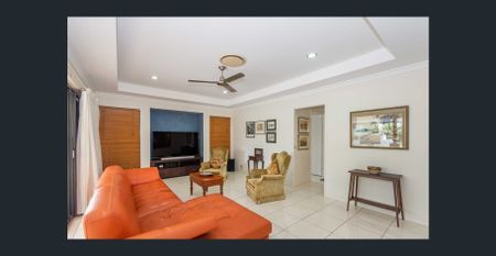 5 Bedrooms, Pool & Solar - All in One Home! - Photo 4