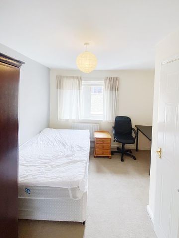 4 bedroom flat to rent - Photo 2