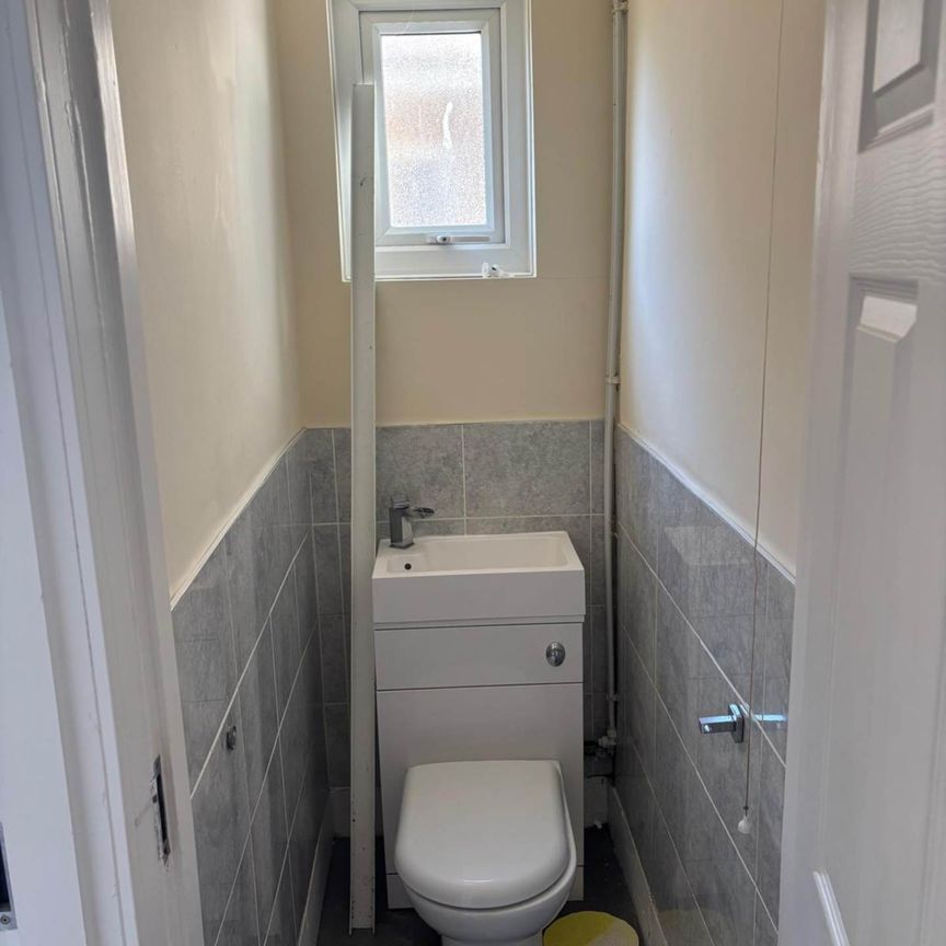 Salehurst Road, Eastbourne - Photo 1