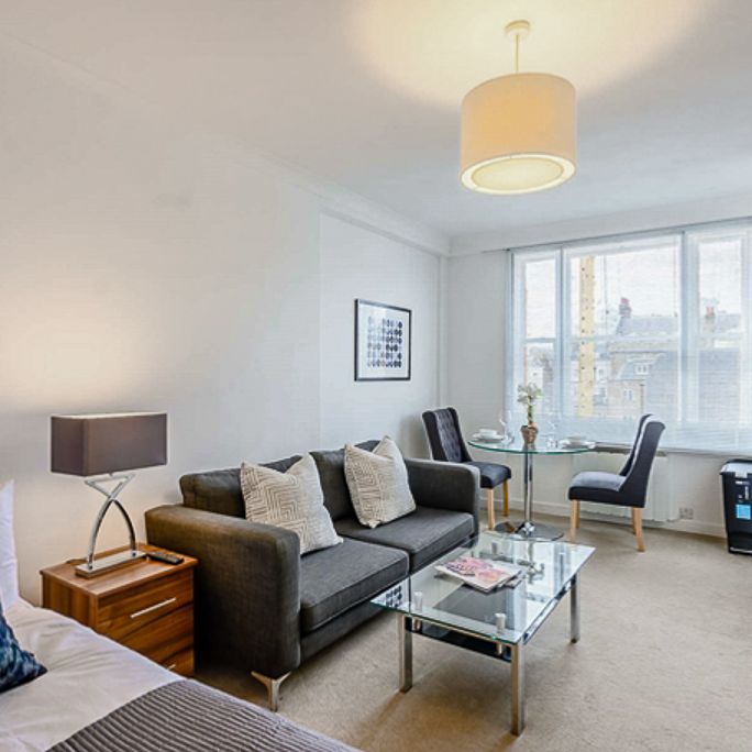 Sixth Floor Large Studio Apartment in Mayfair, London, W1J 5NA - Photo 1