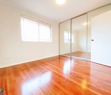 Newly renovated ultra-convenient yet quiet, oversized Townhouse - Photo 3