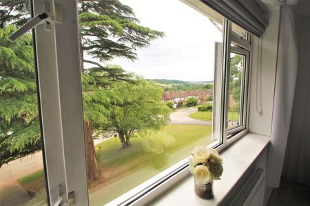 Westover Court, High Wycombe - Photo 2