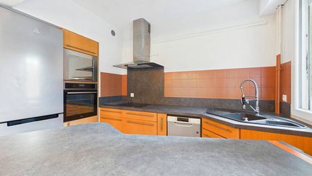 A LOUER STUDIO MEUBLE ENTIEREMENT REFAIT A NEUF ! AVEC BALCON ET ASCENSEUR - Photo 5