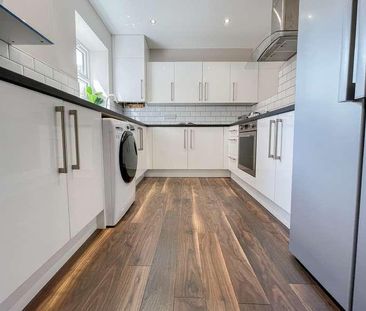 Ingrow Road, L6 - Photo 2