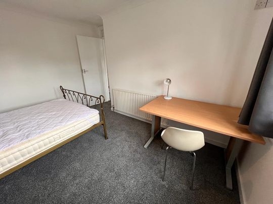 4 bedroom semi-detached house to rent - Photo 1