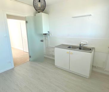 LUCE – 10MN. GARE DE CHARTRES, BEAU 2 PIECES 8ème ETAGE PLACE DE PA... - Photo 5