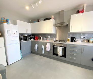 Elmshott Lane, Slough - Photo 1
