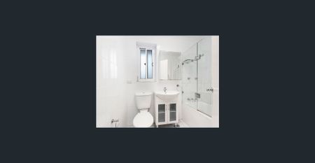 ** MODERN TOP FLOOR APARTMENT ** - Photo 2