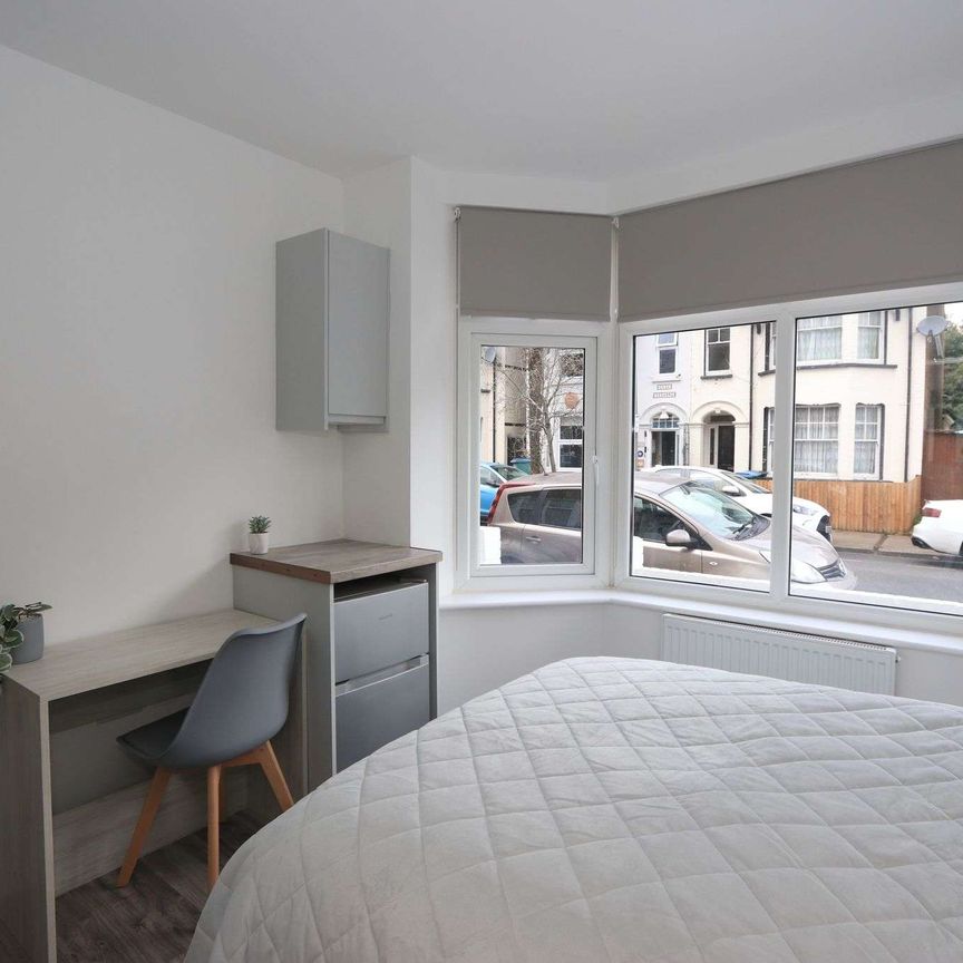 Stunning Rooms with Private En-Suites – Just 10 Minutes walk from Watford General Hospital! - Photo 1