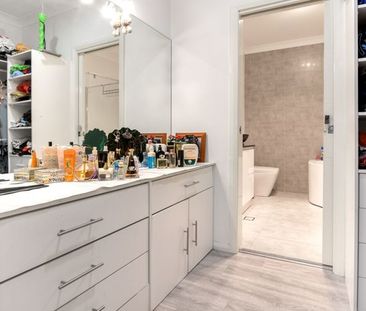 Stylish Four Bedroom Home - Photo 5