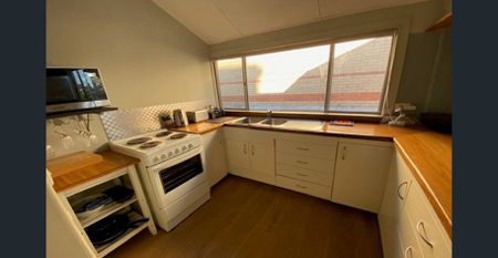 Cosy In-Town Cottage with Views | Fully Furnished - Photo 4