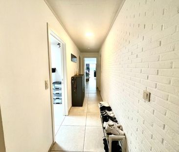 GERENOVEERD GELIJKVLOERS APPARTEMENT MET TWEE SLAAPKAMERS, TUIN EN GARAGE - Foto 1