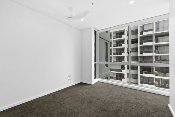 Modern 1-Bedroom Apartment with Stunning Views and Prime Location in Southport - Photo 1