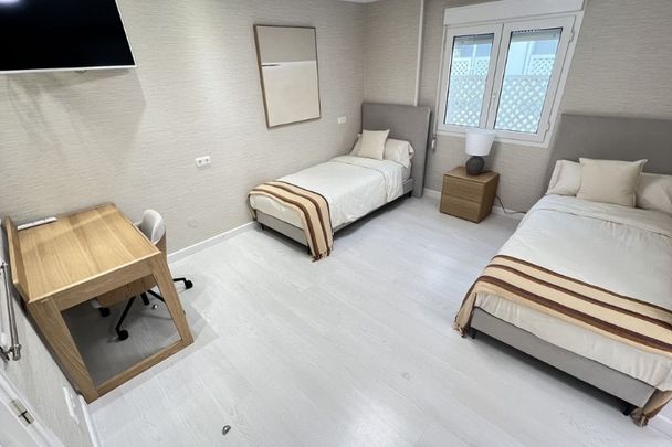 4 Bedroom Apartment For Rent in Puerto Banús, Málaga - Photo 1