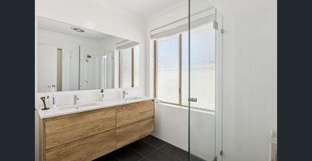 SPACIOUS 3x1 REPRESENTS FAMILY LIVING AT ITS BEST - Photo 3