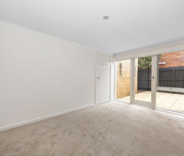 Renovated 2-Bedroom Apartment with Private Courtyard in Elwood - Photo 3