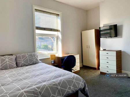 1 bedroom in a house share to rent - Photo 2