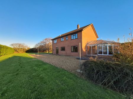 Large 4 Bedroom Rural Property for Rent in Crowland - Photo 4