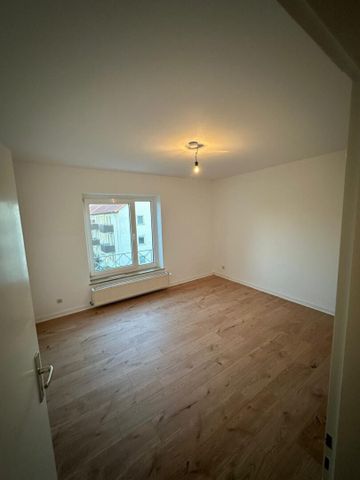 Großes Wohnzimmer mit Balkon - Photo 2