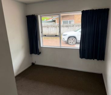 A Real Honey in the Heart of Waiuku - Photo 2